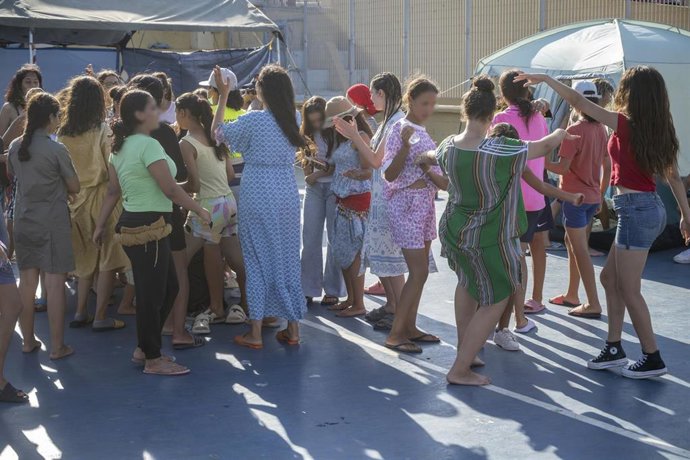 Varias jóvenes en un polideportivo de El Príncipe, a 20 de agosto de 2026, en Ceuta (España). ARCHIVO.