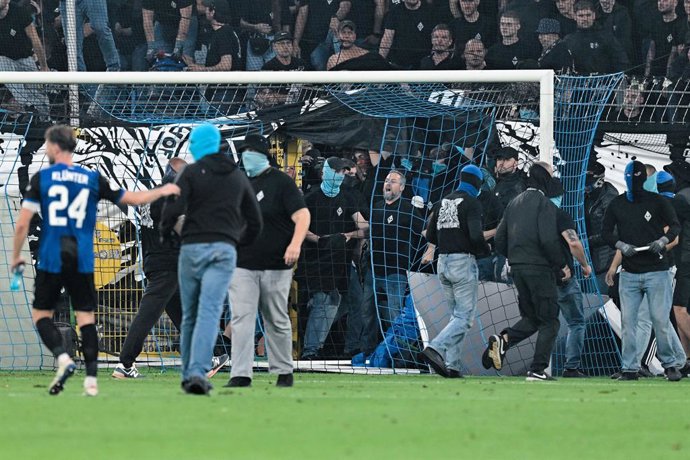 21 August 2026, Mannheim: SV Mannheim fans storm the field during the German DFB Cup first round soccer match between SV Waldhof Mannheim and 1. FC Kaiserslautern at the Carl-Benz-Stadion. . Photo: Uwe Anspach/dpa - IMPORTANT NOTICE: Bundesliga and DFB re