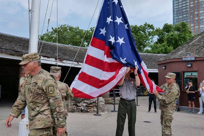 Archivo - Arquivo - 4 de julho de 2024, EUA, Nova York: Soldados comemoram o 4 de julho hasteando a bandeira dos Estados Unidos no histórico Monumento Nacional Castle Clinton, no Battery, no centro de Nova York. Foto: Milo Hess/ZUMA Press Wire/dpa