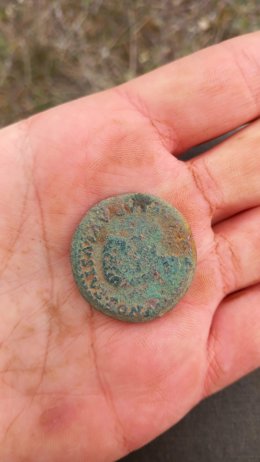 Moneda encontrada en el campamento romano de La Cerca.
