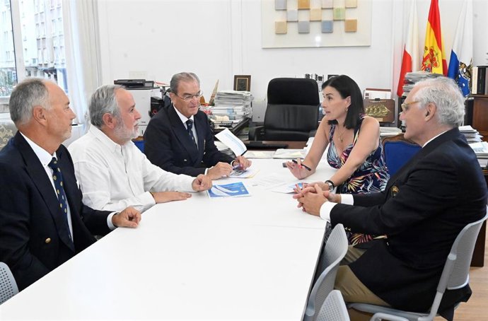 Gema Igual, reunida con la junta directiva de la Real Asamblea Española de Capitanes de Yate (RAECY)