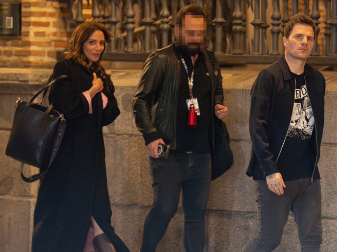 Dani Martín y María Hervás caminando por la calle