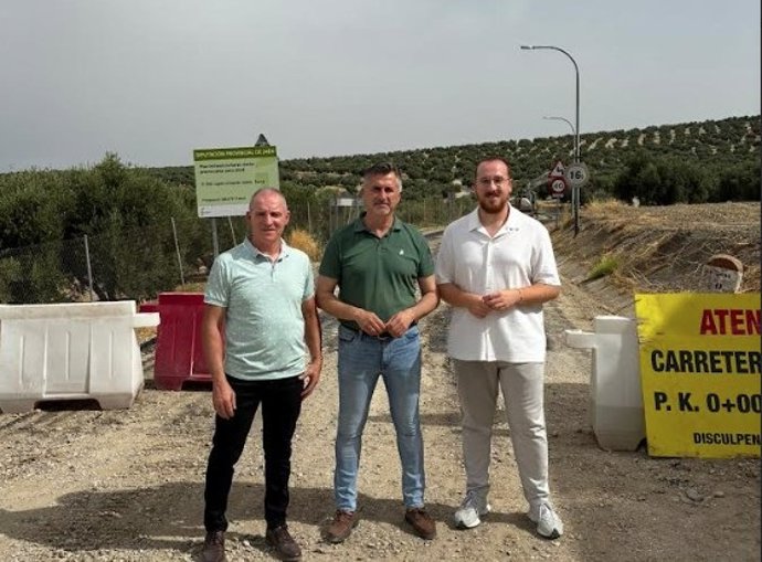 El diputado de Infraestructuras Municipales, José Luis Agea, junto a los alcaldes de Lupión y de la Estación Linares Baeza, Gonzalo Rus, y Melchor Villalba, respectivamente, durante la visita a los trabajos de mejora en la carretera JV-3045.