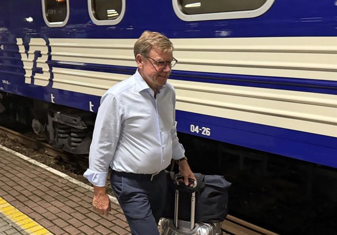 21 de agosto de 2026, Polônia, Przemysl: O ministro das Relações Exteriores da Alemanha, Johann Wadephul, embarca em um trem na estação ferroviária de Przemysl a caminho da Ucrânia. Foto: Michael Fischer/dpa