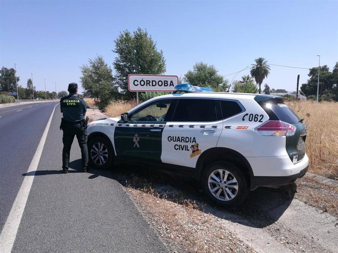 Archivo - Un agente de la Guardia Civil de Córdoba en una imagen de archivo.