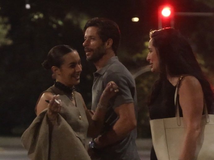 José Antonio Canales Rivera, risas y complicidad durante una noche de verano junto a una amiga