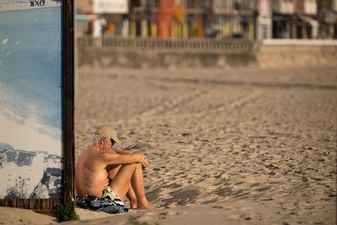 Archivo - Un hombre toma el sol en la playa de Silgar en Sanxenxo, Pontevedra
