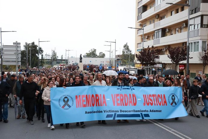 Archivo - Imágenes de la marcha convocada por las víctimas del descarrilamiento de Adamuz el pasado mes de marzo en Huelva.