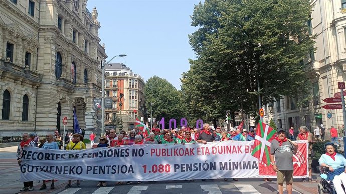 Archivo - Pensionistas se manifiestan en el lunes de Aste Nagusia de Bilbao por unas pensiones públicas dignas (archivo)