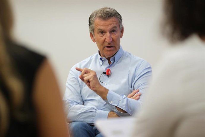 El presidente del Partido Popular, Alberto Núñez Feijóo, durante una entrevista para Europa Press, en la sede autonómica del PPdeG, a 21 de agosto de 2026, en Santiago de Compostela