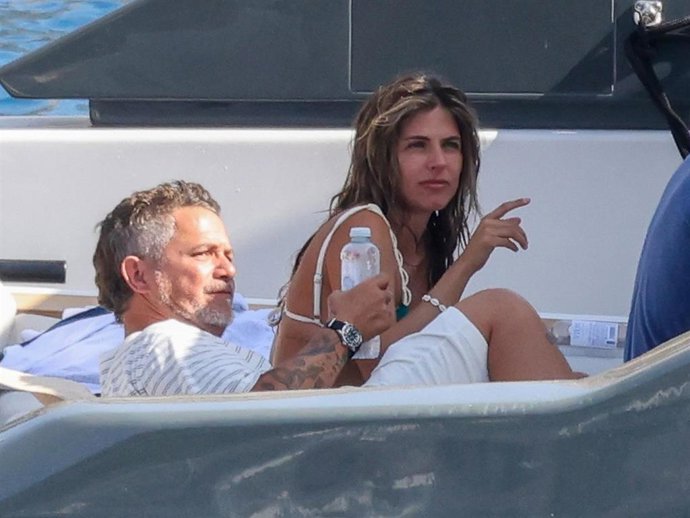 Archivo - Alejandro Sanz y Stephanie Cayo durante sus vacaciones en Palma
