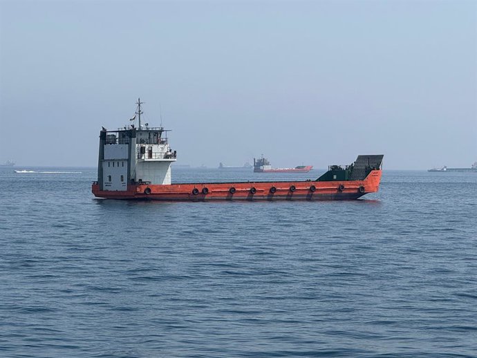 Archivo - Arquivo - KHASAB, 29 de maio de 2026  -- Esta foto tirada com um celular mostra navios mercantes encalhados nas águas do Estreito de Ormuz, perto de Khasab, uma pequena cidade no norte de Omã, em 29 de maio de 2026.,Imagem: 1106562695, Licença: 