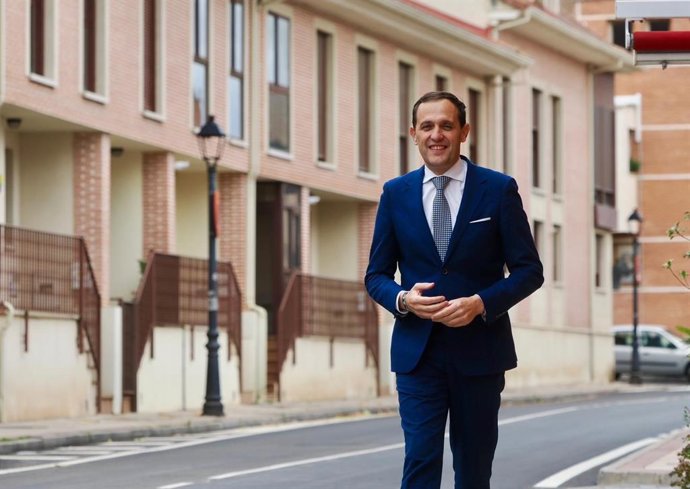 El presidente de la Diputación de Valladolid, Conrado Íscar, ante un bloque de viviendas en un municipio de la provincia.