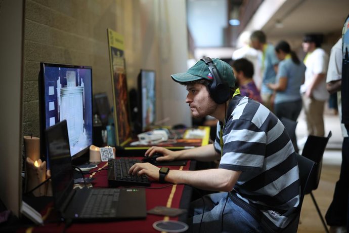 Archivo - Arquivo - Pessoa joga um videogame durante a feira espanhola de videogames “Mad Games Show”, na sede da Ordem dos Arquitetos, em 11 de abril de 2026, em Madri (Espanha). O Mad Games Show é uma iniciativa conjunta da Associação Espanhola