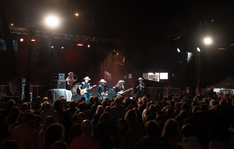 El rock de alta montaña y el ambiente familiar vuelven a triunfar en el arranque del festival Sierra Nevada Por Todo Lo Alto que cumple 16 años