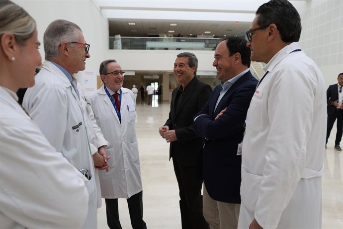 Imagen del presidente de la Generalitat, Juanfran Pérez Llorca, y el conseller de Sanidad, Marciano Gómez.