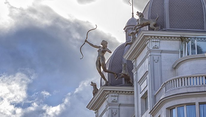 Archivo - La escultura de Diana la Cazadora en la Gran Vía se encuentra en la azotea del edificio del número 31 (el hotel Hyatt Centric Gran Vía Madrid), coronando el cielo de la avenida desde 2017.