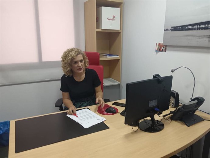 Archivo - La secretaria general del PSOE de Huelva, María Eugenia Limón, en su despacho.