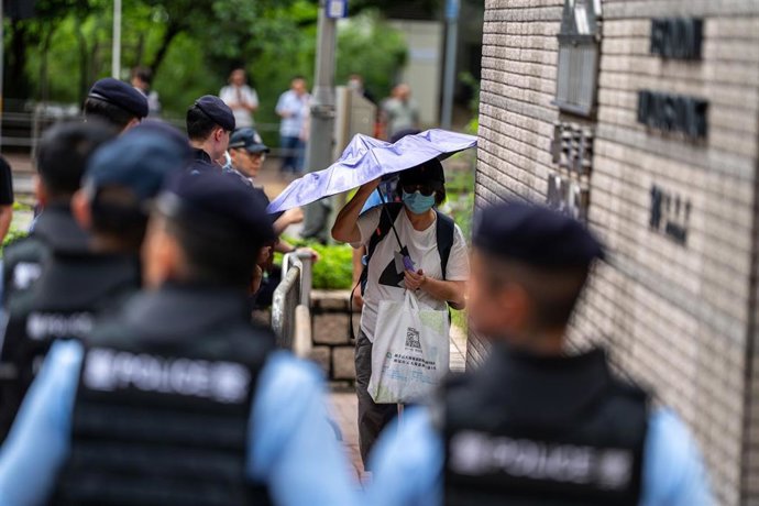 Despliegue policial durante una vista del juicio contra activistas prodemocráticos en Hong Kong
