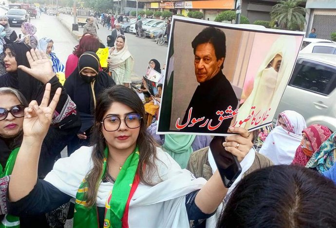 Archivo - Simpatizantes del ala femenina del Movimiento por la Justicia de Pakistán exigen la excarcelacion del líder del partido y ex primer ministro Imran Jan (imagen de archivo) 