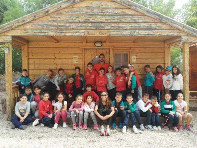 Imagen de archivo de participantes en una visita a los pozos de la nieve dentro de las actividades del Aula de la Naturaleza.