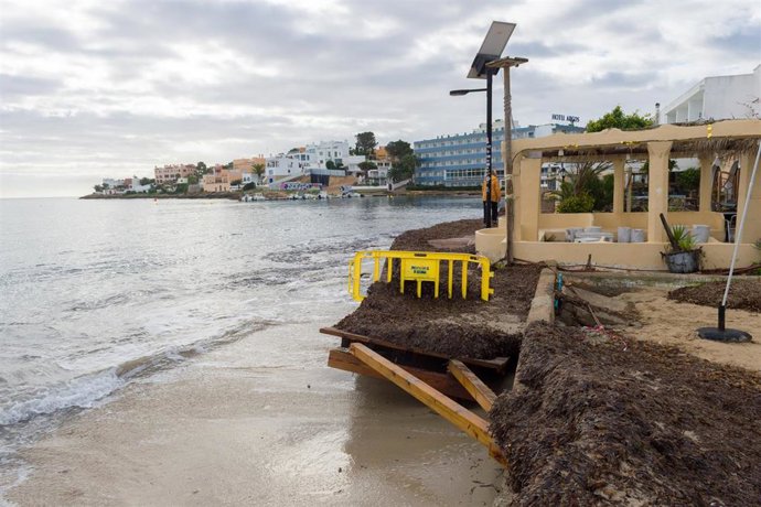 Archivo - Paso del temporal por la playa de Talamanca, a 29 de enero de 2026, en Ibiza, Islas Baleares (España). 