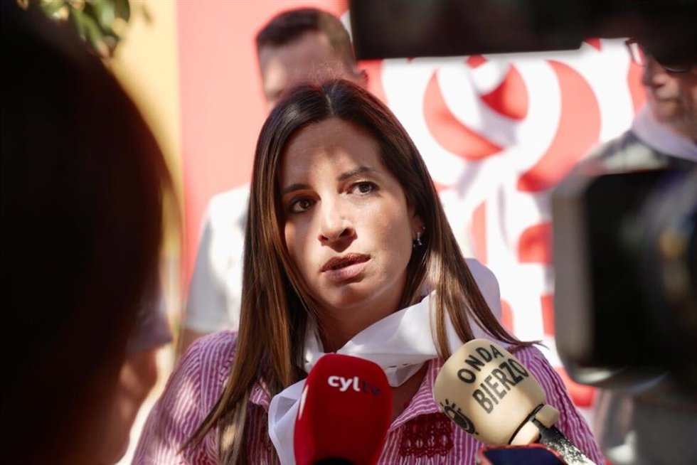 La vicesecretaria general del PSOECyL, Nuria Rubio, atiende a los medios en la Fiesta de la Rosa de Ponferrada (León)
