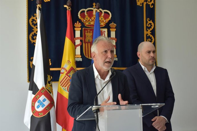O ministro da Política Territorial e da Memória Democrática, Ángel Víctor Torres, fala com a imprensa após uma reunião de coordenação com o presidente da cidade autônoma de Ceuta, Juan Jesús Vivas, na Delegação do Governo