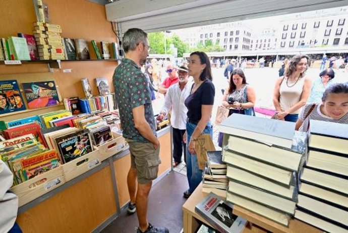 La alcaldesa, Gema Igual, en una visita a la XXVII Feria del Libro Viejo de Santander