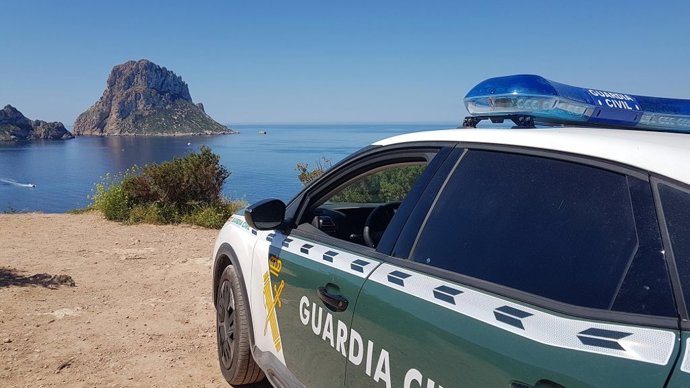 Un vehículo de la Guardia Civil en Eivissa.