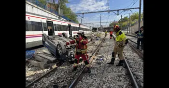 Un turismo se precipita desde un puente hacia las vías de la estación de Cercanías de Fuenlabrada