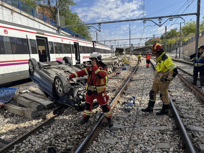 Un turismo se precipita desde un puente hacia las vías de la estación de Cercanías de Fuenlabrada