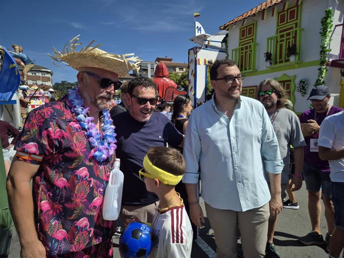 El presidente del Principado, Adrián Barbón, en el Descenso Floklórico del Nalón.