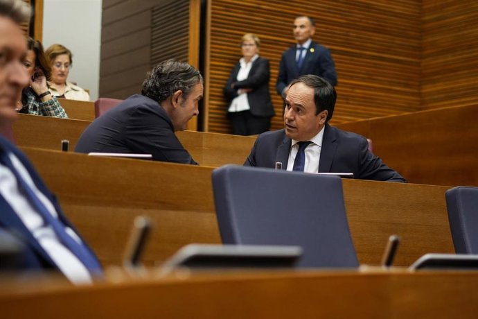 Archivo - El síndic del grupo popular en las Corts Valencianes y Nando Pastor (i), y el presidente de la Generalitat y del PPCV, Juanfran Pérez Llorca (d), en imagen de archivo. 