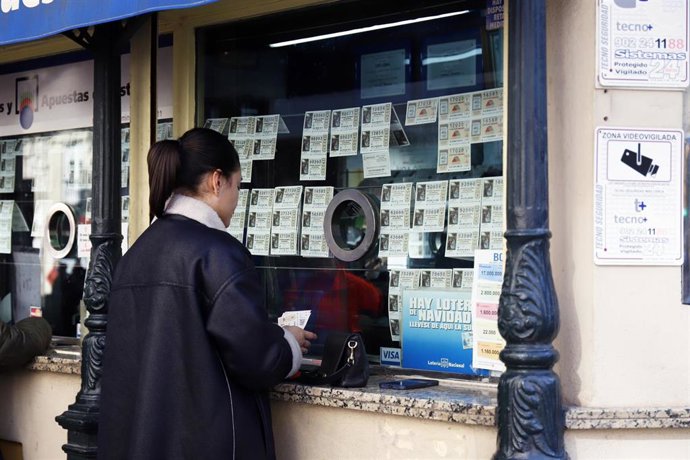 Archivo - Una persona compra Lotería. Imagen de archivo. 