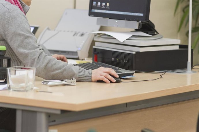 Archivo - Trabajador en una oficina