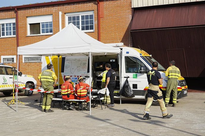 Vários agentes dos Serviços de Emergência trabalham no Posto de Comando Avançado do incêndio em Pinofranqueado, em 19 de agosto de 2026, em Cáceres, Extremadura (Espanha). O Governo da Extremadura mantém a declaração da situação operacional 2 de