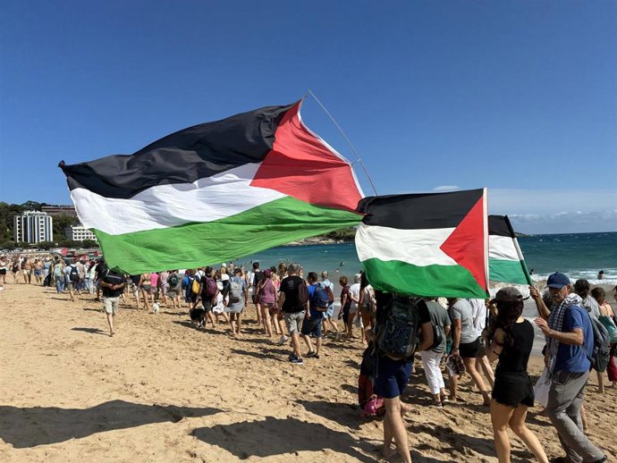 El baño solidario por Palestina celebrado en Santander