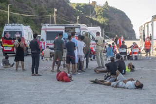 Miembros de la Cruz Roja atienden a los inmigrantes en una playa, a 21 de agosto de 2026, en Ceuta (España). 