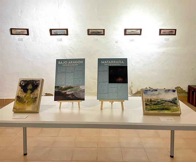 La iniciativa, apoyada por el Instituto de Estudios Turolenses (IET) de la DPT, recoge 37 obras que utilizan alabastro fusionado con óleo o acuarela para documentar el paisaje rural bajoaragonés