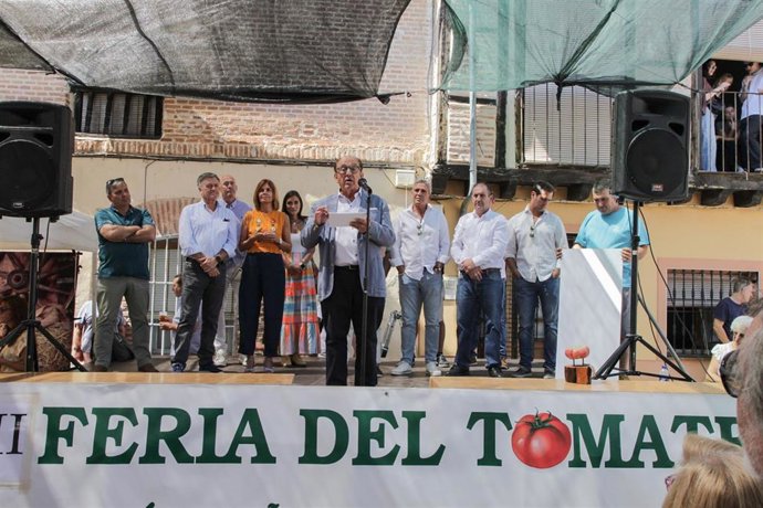La Diputación de Segovia reivindica el valor de la huerta y el producto de proximidad en la VIII Feria del Tomate de Martín Muñoz de las Posadas