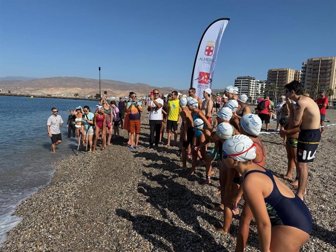 La VI Travesía Inclusiva 'Carlos Tejada' crece un 30% y reúne a 220 nadadores en las aguas de Almería.