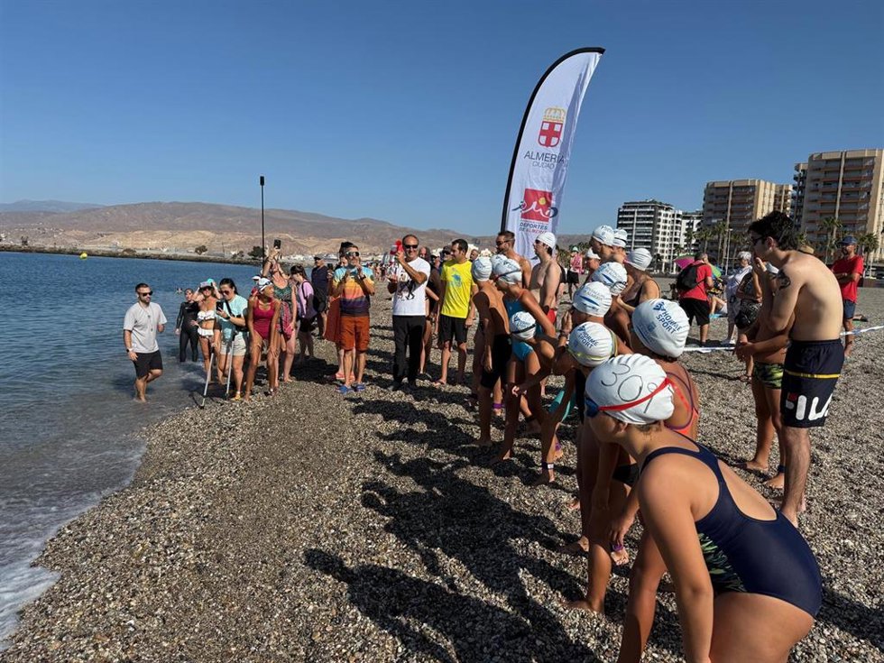 La VI Travesía Inclusiva 'Carlos Tejada' crece un 30% y reúne a 220 nadadores en las aguas de Almería.