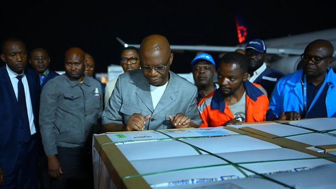 El ministro de Salud de RDC, Roger Kamba, recibe en el aeropuerto de Kinshasa la primera remesa de la vacuna Ervebo contra el ébola, a 22 de agosto de 2026 