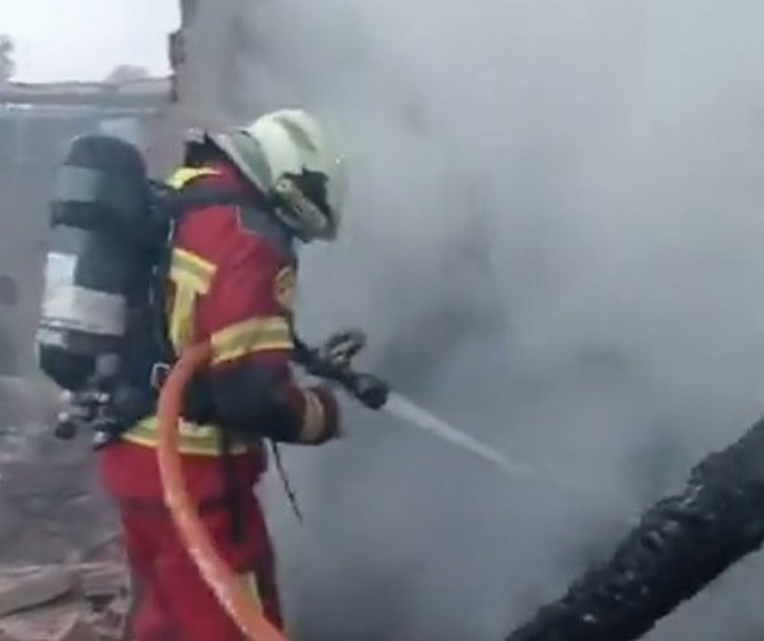 Un bombero, durante su participación en la extinción del incendio de una vivienda de Las Rozas de Valdearroyo