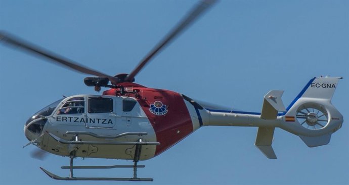Archivo - Rescate en helicóptero de una mujer en la Peña Karria.