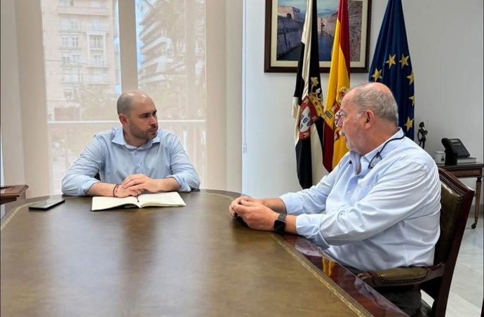 Imagen de un momento de la reunión entre el delegado del Gobierno en Ceuta, Miguel Ángel Pérez Triano, y el director provincial del Ministerio de Educación y Formación Profesional, Cristóbal Guzmán Marín, para ultimar la preparación del nuevo curso.