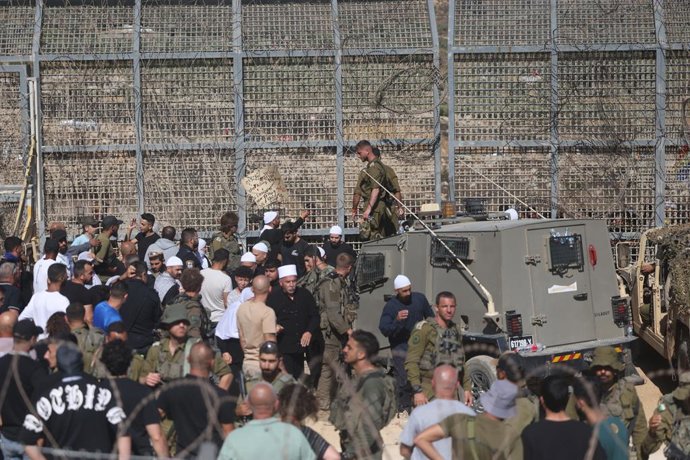 Archivo - GOLAN HEIGHTS, July 17, 2025  -- Israeli troops are seen in the Israeli-occupied Golan Heights, on July 16, 2025. Dozens of Druze citizens of Israel crossed from the Israeli-occupied Golan Heights into southern Syria on Tuesday afternoon, Israel