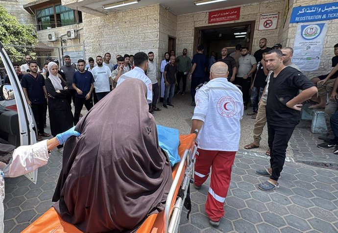 Una persona herida llega al Hospital de los Mártires de Al Aqsa, en la Franja de Gaza