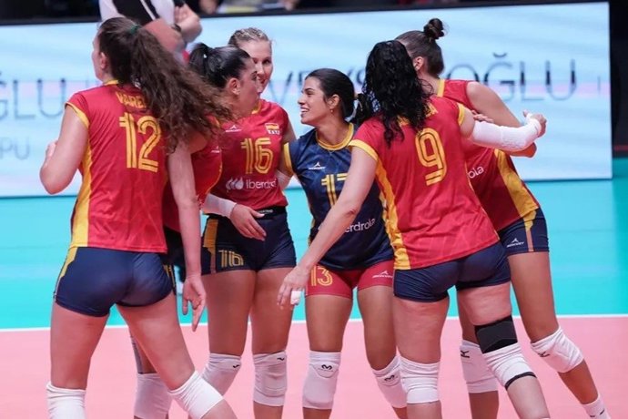 La selección española femenina de voleibol, durante un partido.